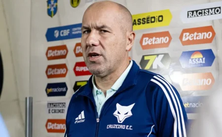 Leonardo Jardim critica gramados sintéticos e afeta jogos contra Atlético e Palmeiras