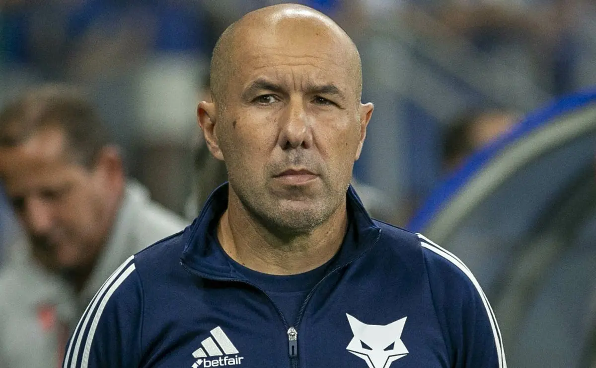 Leonardo Jardim e a lentidão nas mudanças táticas resultam na eliminação do Cruzeiro para o Corinthians Leonardo Jardim e a lentidão nas mudanças táticas resultam na eliminação do Cruzeiro para o Corinthians