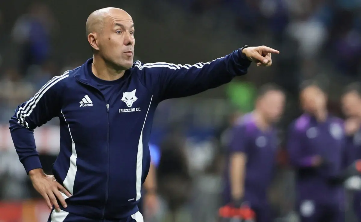 Leonardo Jardim lamenta falta de apoio da torcida do Cruzeiro antes do jogo contra o Corinthians: “Não tivemos”