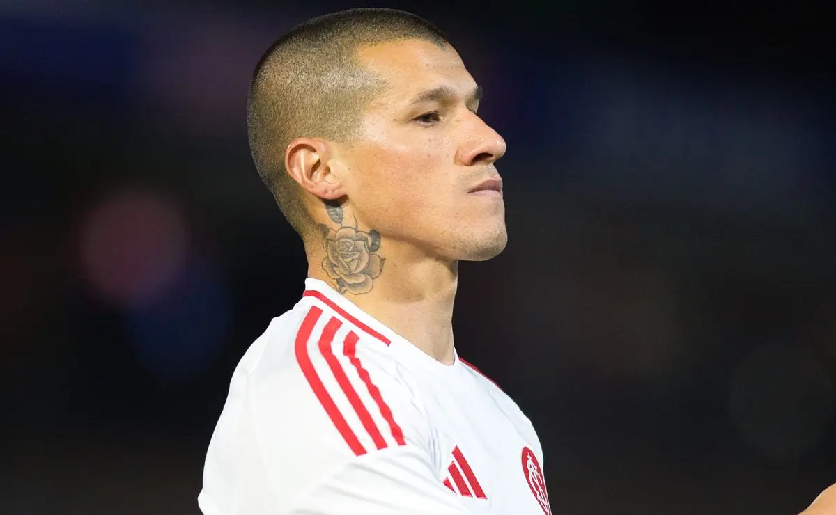 Liberta negocia com Alan Benítez, e Internacional libera lateral