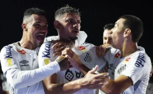 Lista de dispensa do Santos inclui Tiquinho Soares, João Basso e mais 2 atletas Lista de dispensa do Santos inclui Tiquinho Soares, João Basso e mais 2 atletas