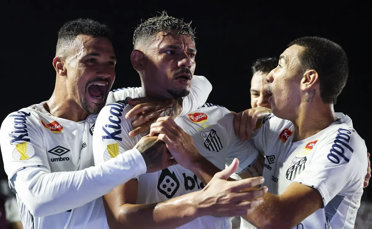 Lista de dispensa do Santos inclui Tiquinho Soares, João Basso e mais 2 atletas