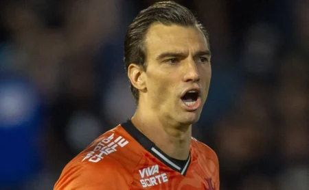 Léo Jardim fala sobre pressão e celebra classificação heroica do Vasco