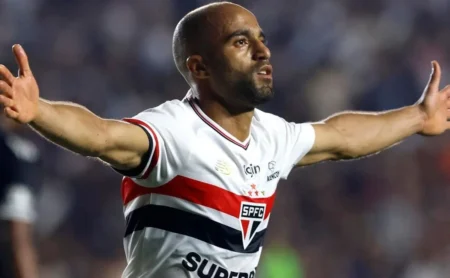 Lucas Moura relata dificuldades físicas no São Paulo: “Temporada mais desafiadora da carreira” Lucas Moura relata dificuldades físicas no São Paulo: “Temporada mais desafiadora da carreira”
