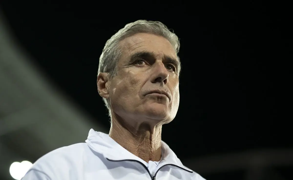 Luis Castro entrega lista de reforços à diretoria do Grêmio para 2026 Luis Castro entrega lista de reforços à diretoria do Grêmio para 2026