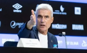 Luis Castro veta camisa 10 no Grêmio e indica novos alvos à diretoria