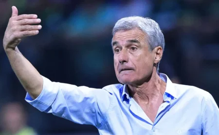 Luís Castro aprova e Grêmio confirma empréstimo de Adriel ao AVS por 12 meses