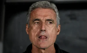 Luís Castro no Grêmio: Cruzeiro formaliza interesse em Cristian Olivera Luís Castro no Grêmio: Cruzeiro formaliza interesse em Cristian Olivera