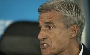 Luís Castro reforça equipe com profissional português e Grêmio dispensa preparador de goleiros por telefone, informa site