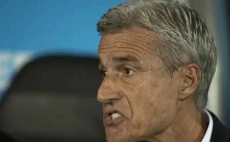 Luís Castro reforça equipe com profissional português e Grêmio dispensa preparador de goleiros por telefone, informa site