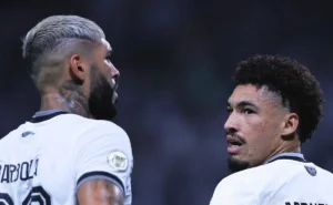 Luís Castro solicita zagueiro ao Grêmio e aponta Adryelson, ex-Botafogo, como opção. Luís Castro solicita zagueiro ao Grêmio e aponta Adryelson, ex-Botafogo, como opção.