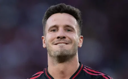 “Maior que o Real Madrid”: Saúl exalta torcida do Flamengo e provoca ex-rival