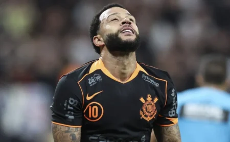 Marcelo Paz busca manter Memphis Depay e recebe aval no Corinthians