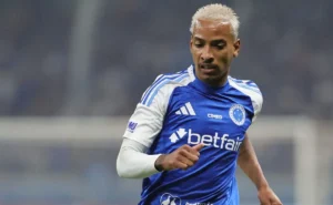 Matheus Pereira desperdiça chance crucial contra o Corinthians e recebe críticas da torcida cruzeirense Matheus Pereira desperdiça chance crucial contra o Corinthians e recebe críticas da torcida cruzeirense