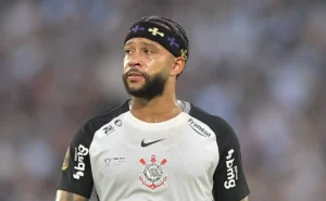 Memphis Depay brilha em 2025 pelo Corinthians e iguala marca de jogos pelo Lyon