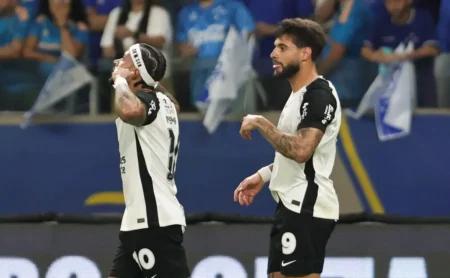 Memphis Depay marca e leva a torcida à loucura em Cruzeiro x Corinthians pela Copa do Brasil Memphis Depay marca e leva a torcida à loucura em Cruzeiro x Corinthians pela Copa do Brasil