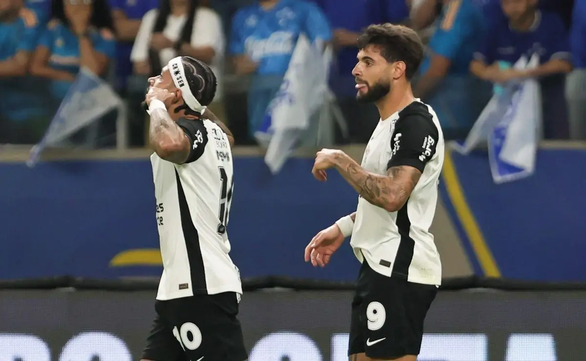 Memphis Depay marca e leva a torcida à loucura em Cruzeiro x Corinthians pela Copa do Brasil