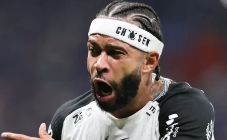 Memphis Depay se emociona e acusa diretores após título do Corinthians na Copa do Brasil