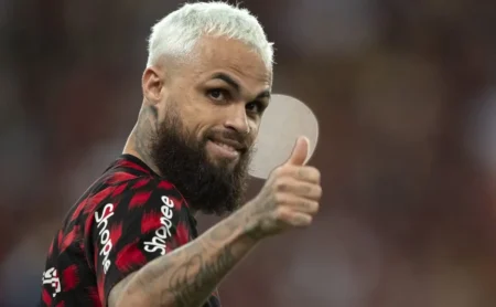 Michael, especulado no Santos, perde espaço com Filipe Luís e pode ser negociado em 2026