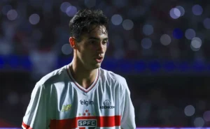 Negociação avançada entre Botafogo e São Paulo adia renovação de Rodriguinho