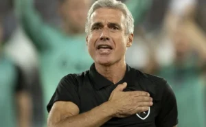 Negociação com o Grêmio: por que Luís Castro ainda não assinou, mesmo com tudo encaminhado