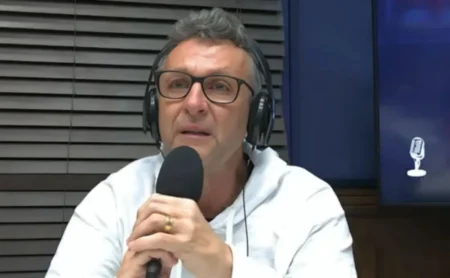 Neto aponta irregularidade no gol de Memphis Depay e rebate torcida do Corinthians