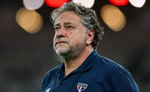 Oposição retira afastamento e mira destituição de Casares na presidência do São Paulo Oposição retira afastamento e mira destituição de Casares na presidência do São Paulo