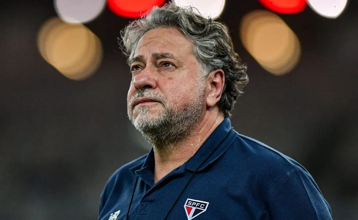 Oposição retira afastamento e mira destituição de Casares na presidência do São Paulo Oposição retira afastamento e mira destituição de Casares na presidência do São Paulo