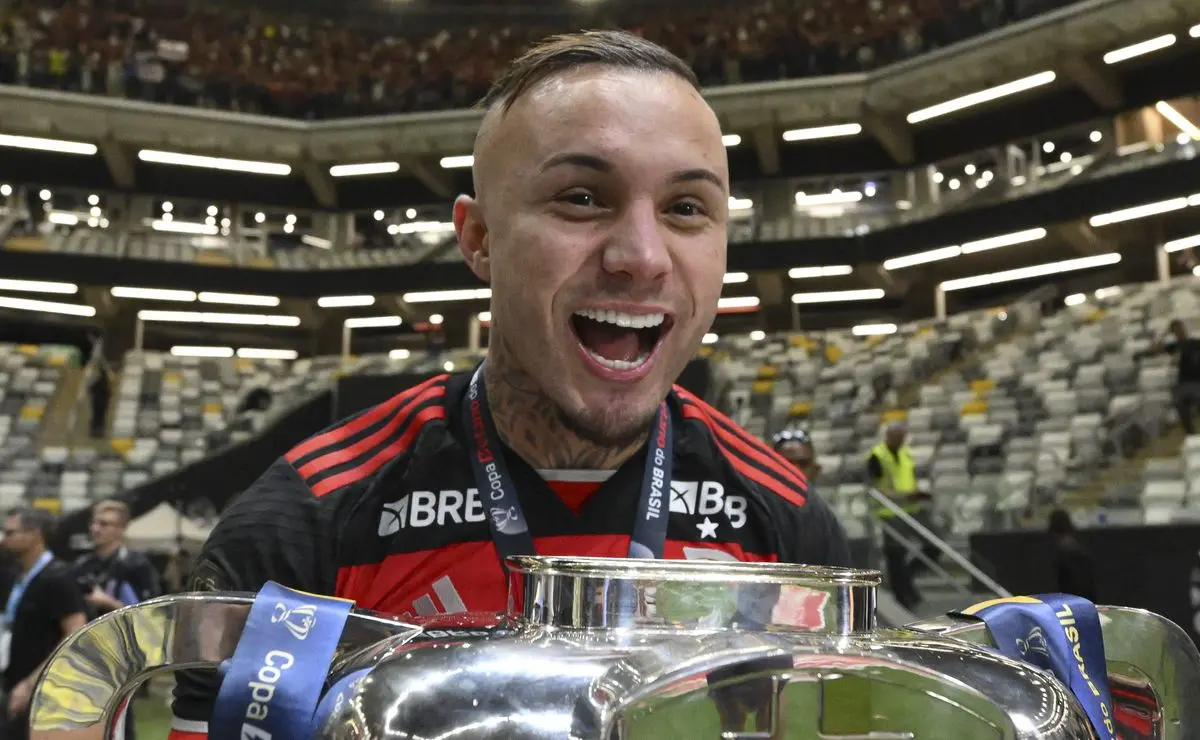 Palmeiras monitora mercado, retoma interesse em Cebolinha e enfrenta concorrência acirrada