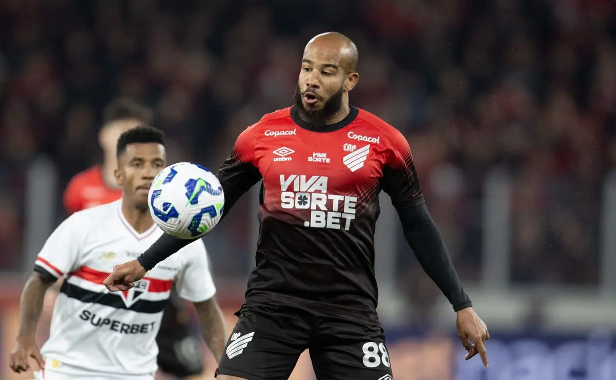 Patrick retorna ao Santos após exigências do Athletico-PR Patrick retorna ao Santos após exigências do Athletico-PR