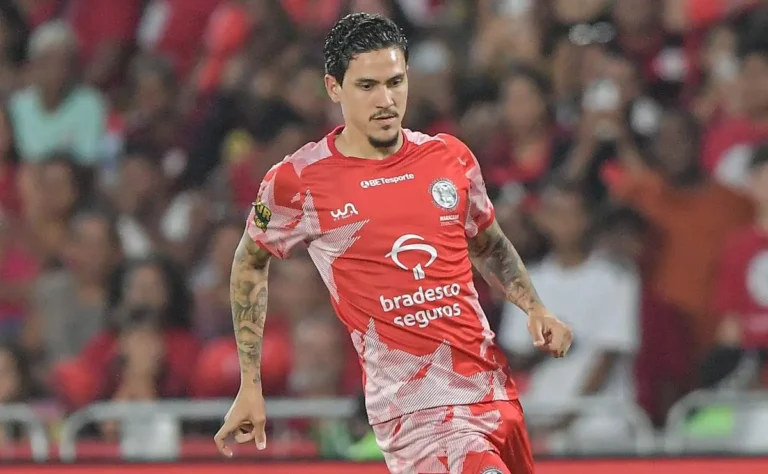 Pedro brilha em Jogo das Estrelas com golaço de bicicleta e passe de Maestro Júnior