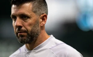 Pezzolano elogia Cruzeiro e direciona mensagem a Tite em apresentação internacional