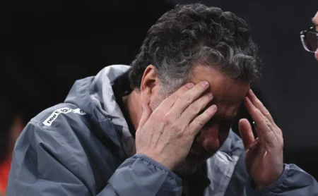 Pressão cresce: oposição reúne assinaturas e pedido para destituir Casares do São Paulo avança