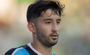 RETIFICAÇÃO: Notícia sobre negociação de Mathías Villasanti do Grêmio para o São Paulo, divulgada no sábado, é falsa.