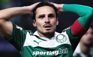 Raphael Veiga em vias de deixar o Palmeiras, com Marcos Rocha como aliado do Grêmio Raphael Veiga em vias de deixar o Palmeiras, com Marcos Rocha como aliado do Grêmio