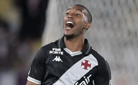 Rayan marca contra o Corinthians, mas gol é anulado por impedimento em detalhe sutil Rayan marca contra o Corinthians, mas gol é anulado por impedimento em detalhe sutil