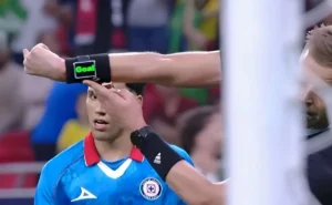 Relógio inteligente de árbitro chama atenção em título do Flamengo no Intercontinental; entenda Relógio inteligente de árbitro chama atenção em título do Flamengo no Intercontinental; entenda