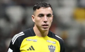 Renzo Saravia, do Atlético-MG, busca oportunidade no Corinthians após ser preterido por Sampaoli em 2026. Renzo Saravia, do Atlético-MG, busca oportunidade no Corinthians após ser preterido por Sampaoli em 2026.