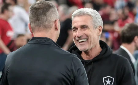 Reviravolta no Grêmio: Luis Castro define Cristaldo como camisa 10