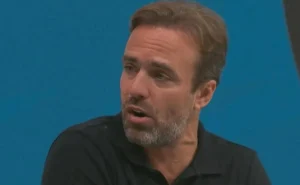 Roger Flores critica atitude de Léo Jardim no gol do Corinthians contra o Vasco na final