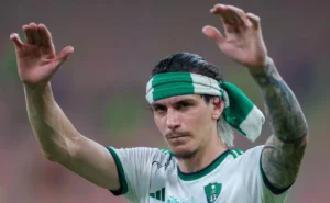 Roger Ibañez no Palmeiras: Alto salário e renovação dificultam permanência do zagueiro