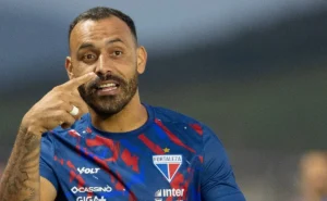 Santos busca Moisés, do Fortaleza, com aval de Vojvoda Santos busca Moisés, do Fortaleza, com aval de Vojvoda