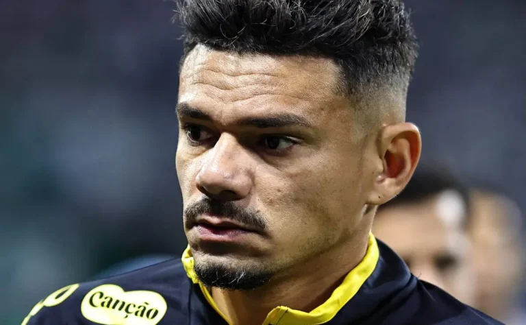 Santos busca solução em Tiquinho Soares e venda pode resolver impasse Santos busca solução em Tiquinho Soares e venda pode resolver impasse
