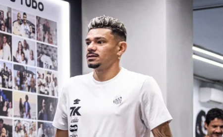 Santos estuda proposta para Tiquinho Soares com pagamento parcelado e futuro definido