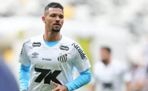 Santos evita o rebaixamento e emplaca três jogos sem sofrer gols Santos evita o rebaixamento e emplaca três jogos sem sofrer gols