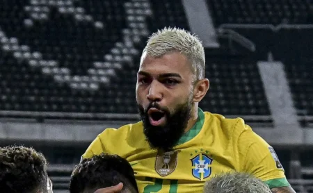 Santos negocia a contratação de Gabigol com obrigação de compra; Mattos está em Belo Horizonte para acordo.