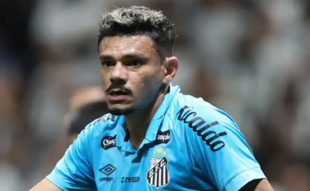 Santos oficializa saída de Tiquinho Soares; atacante tem futuro definido nos Emirados Árabes