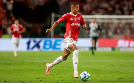 Santos pode envolver jogadores na negociação para contratar Vitinho do Internacional Santos pode envolver jogadores na negociação para contratar Vitinho do Internacional