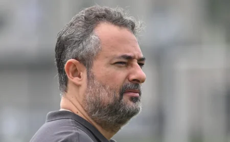 Santos recua e deve dispensar Billal Brahimi para a próxima temporada Santos recua e deve dispensar Billal Brahimi para a próxima temporada