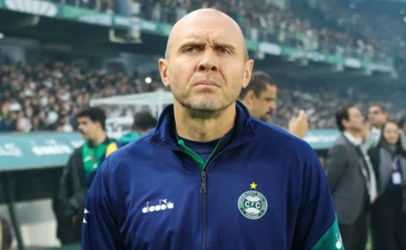 Santos reduz salário de meia após aval de Mozart para contratação de Zanocelo pelo Ceará